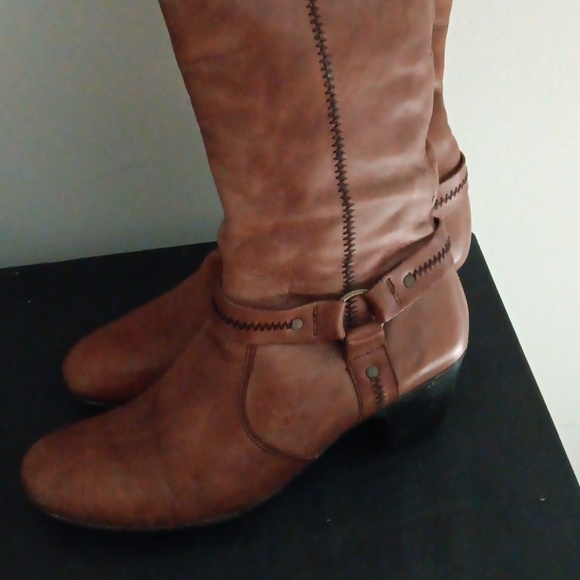 Shoes - Picture 1 of 4